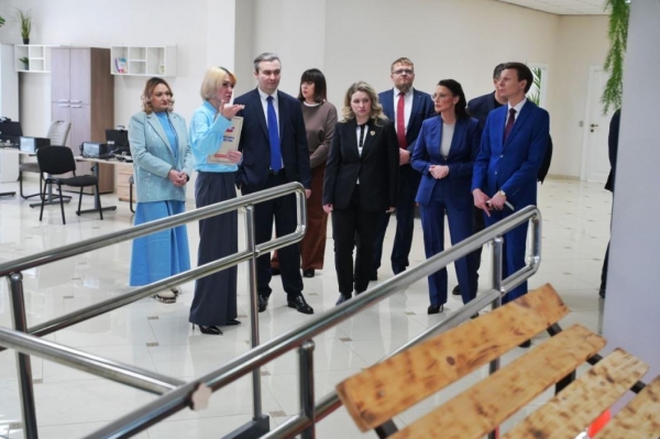 Группа экспертов комитета Госдумы по защите семьи посетила тюменский фонд Группа экспертов комитета Госдумы по защите семьи посетила тюменский фонд